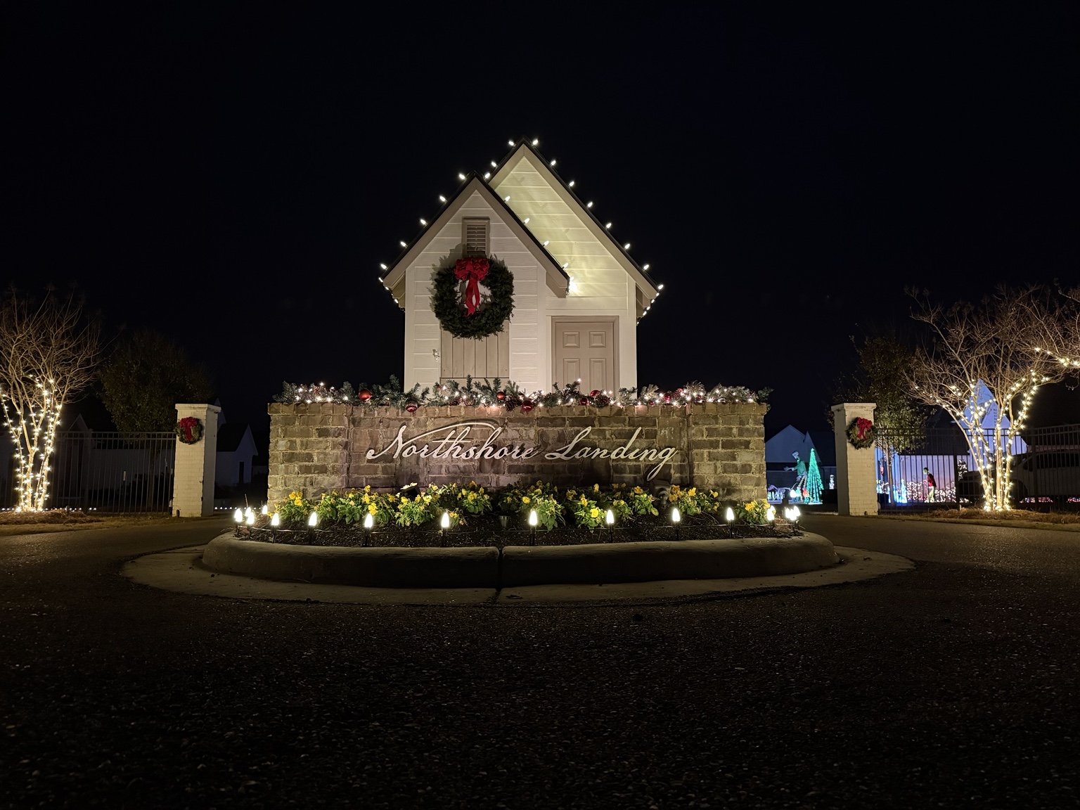 Northshore Landing entrance decorated for Christmas