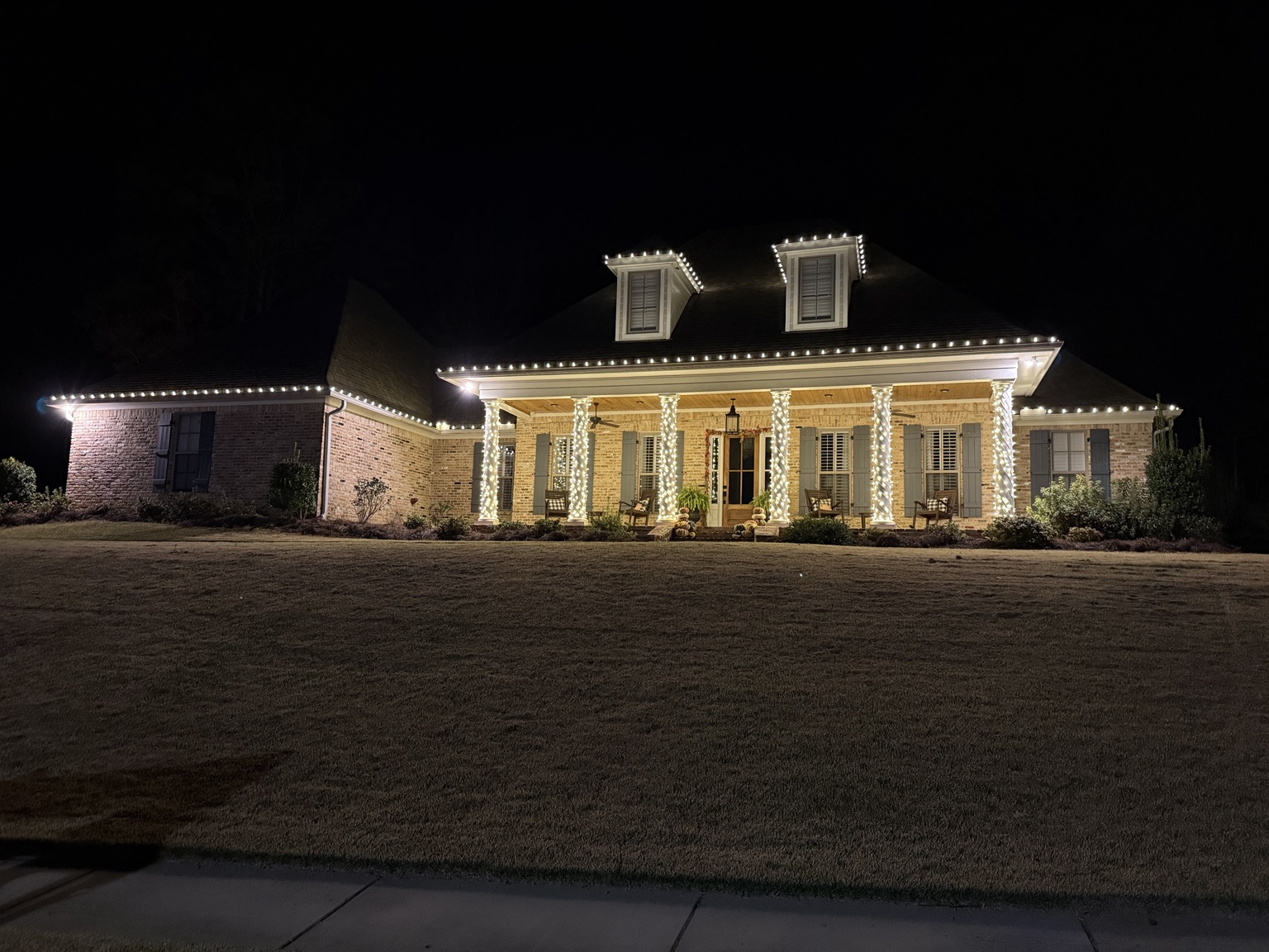 Warm white roofline and wrapped column lighting