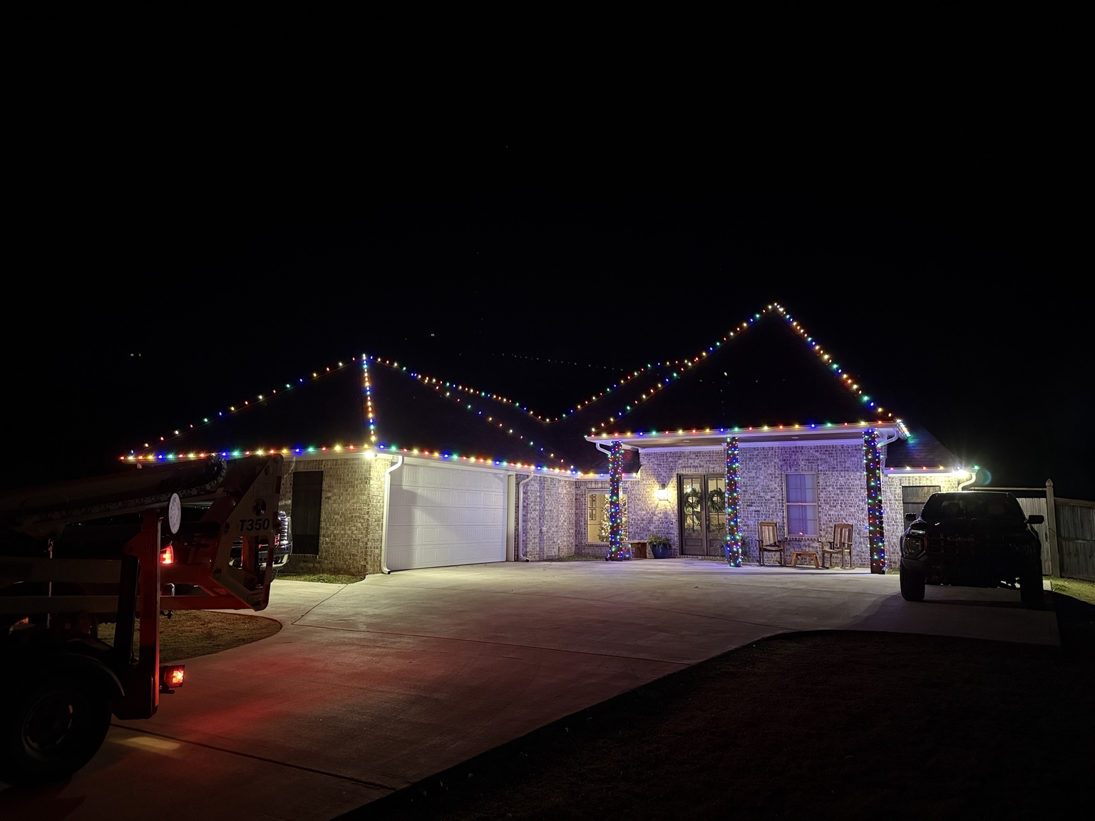 Multicolor Christmas roofline and column lighting